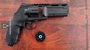 Elevul care a adus la şcoală un pistol cu bile modificat se lăuda cu arma de 500 de lei. Descărcată, putea provoca răni grave