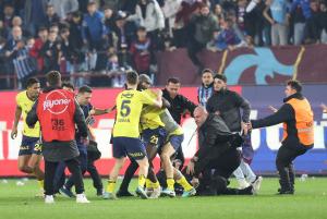 Anchetă în Turcia, după o bătaie generală la finalul meciului Trabzonspor – Fenerbahce. Jucătorii şi-au împărţit pumni şi picioare cu fanii, pe teren
