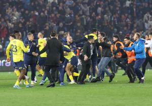 Anchetă în Turcia, după o bătaie generală la finalul meciului Trabzonspor – Fenerbahce. Jucătorii şi-au împărţit pumni şi picioare cu fanii, pe teren