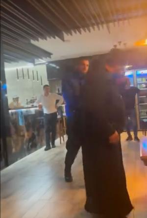 Preot-călugăr, bătut violent de un agent de pază într-un restaurant din Focşani. Reprezentanţii localului spun că este doar o parte din ce s-a întâmplat