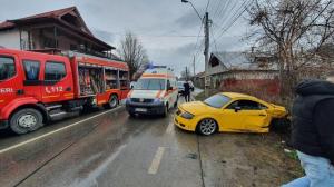 Momentul în care un şofer intră cu viteză pe contrasens şi provoacă un accident cumplit, în Moineşti. 6 oameni au ajuns la spital