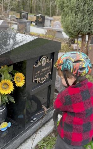 "O salutăm pe mami". Momentul în care un băieţel de 3 ani ajunge la mormântul mamei sale şi îi sărută locul de veci
