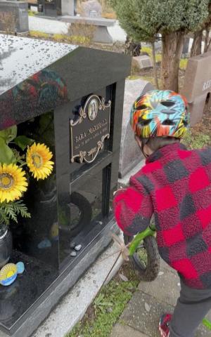 "O salutăm pe mami". Momentul în care un băieţel de 3 ani ajunge la mormântul mamei sale şi îi sărută locul de veci