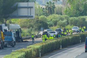 Dezastru pe o șosea din Spania. 6 oameni morți, după ce un camion a spulberat un baraj făcut de poliție