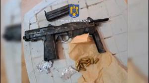 Bărbat prins în timp ce vindea o mitralieră şi 11 gloanţe cu 600 de euro, în Jilava. Cumpărătorul a fost cel care a anunţat poliţia