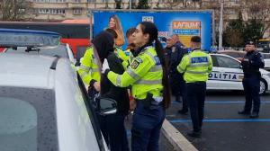 Momentul când o femeie este încătușată chiar în fața Guvernului, după un scandal în trafic. Oamenii legii au găsit în mașină 50 de bile de cauciuc