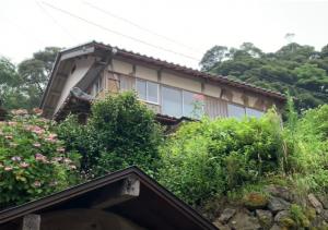 Cum arată o casă de 6.000 de dolari în Japonia. Are 2 etaje şi se află în apropierea unui mare oraş