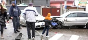 Cinci maşini implicate într-un grav accident în Mehedinţi, după ce un şofer nu a oprit la stop. Două persoane au ajuns la spital în urma impactului