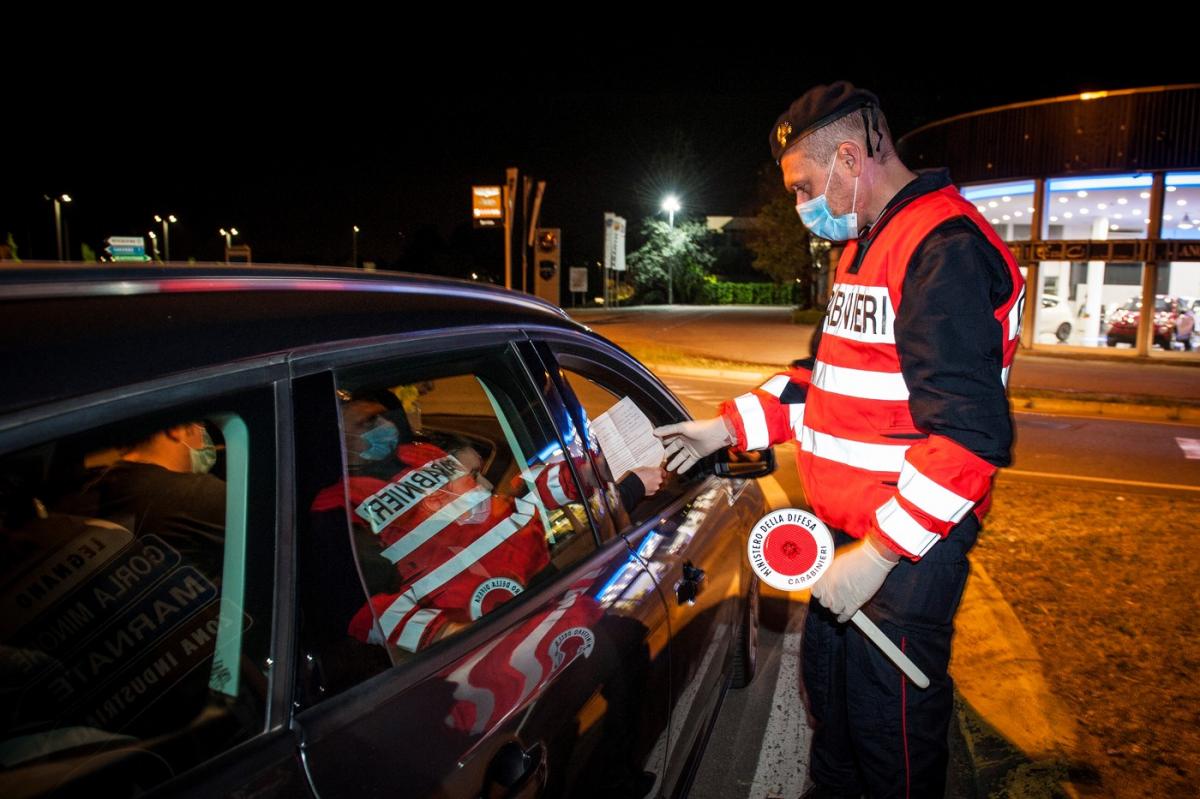 La punizione inflitta a un rumeno dopo aver guidato contromano ubriaco e senza patente mentre parlava al telefono in Italia