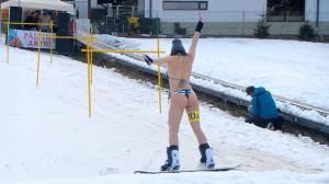 "E o experienţă faină". Bikini Race, cea mai aşteptată cursă pe pârtia din Păltiniş. Tinerele au îmbrăcat costumele de baie şi au înfruntat frigul de dragul competiţiei