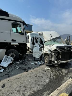 Accident grav în Mehedinţi între două TIR-uri. Unul dintre camioane a ricoşat într-un microbuz în care se aflau opt persoane care se întorceau din Italia