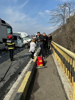Accident grav în Mehedinţi între două TIR-uri. Unul dintre camioane a ricoşat într-un microbuz în care se aflau opt persoane care se întorceau din Italia