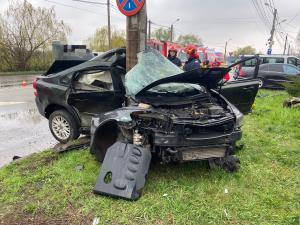 Tânăr mort într-un Volvo încolăcit de stâlp, pe un drum din Satu Mare. Șoferul avea permisul suspendat