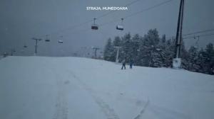 La munte ninge ca în toiul iernii. Pe pârtia Borşa din Maramureş stratul de zăpadă a ajuns la 25 de centimetri