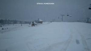 La munte ninge ca în toiul iernii. Pe pârtia Borşa din Maramureş stratul de zăpadă a ajuns la 25 de centimetri