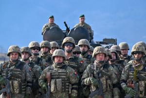 Iohannis: România trebuie să crească numărul rezerviştilor şi să revitalizeze industria de apărare. Armata este apreciată de NATO