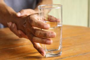 Simptomele de Parkinson care apar cu ani buni înainte de diagnosticare