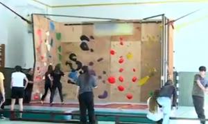 Sute de elevi de la un liceu din Târgu Mureş învaţă un sport inedit la ora de educaţie fizică. "Mi se pare foarte tare!"