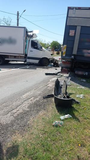Impact devastator între două camionete, pe un drum din Brăila. Traficul este blocat total, o victimă a fost preluată de elicopterul SMURD
