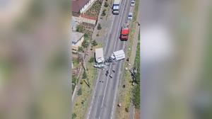 Impact devastator între două camionete, pe un drum din Brăila. Traficul este blocat total, o victimă a fost preluată de elicopterul SMURD