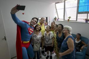 Superman trăieşte în Brazilia. Un avocat brazilian vizitează spitale şi şcoli pentru a transmite un mesaj de speranţă
