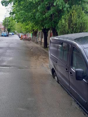 Maşini înghiţite de asfalt pe o stradă în Constanţa, după o lucrare de înlocuire de ţevi. "M-am trezit că mă afund"
