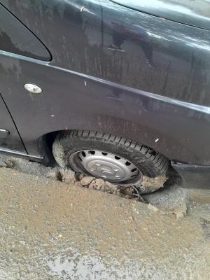 Maşini înghiţite de asfalt pe o stradă în Constanţa, după o lucrare de înlocuire de ţevi. "M-am trezit că mă afund"