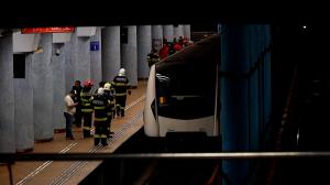 Filmul sinuciderii de la staţia de metrou Obor. Un bărbat s-a aruncat fără ezitare în faţa trenului sub privirile călătorilor