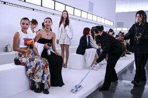 Louis Vuitton, prezentare de modă la Shanghai. Show-ul "Voyager" a pus în scenă ţinute asimetrice şi veste boxy