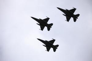 Trei aeronave F-16 cumpărate din Norvegia au ajuns la Câmpia Turzii. Avem în dotare 20 de aeronave F-16