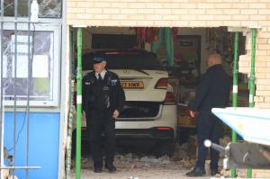 La un pas de tragedie. Un şofer a intrat cu maşina în peretele unei şcoli din Liverpool şi a "aterizat" într-o sală de clasă