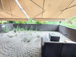 Preţul uriaş cerut pentru închirierea unui apartament de 54 mp în Cluj. Pe terasă cresc buruieni, dar locuinţa este prezentată ca "spectaculoasă"