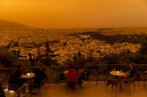Grecia, acoperită de praf saharian. Privelişte "apocaliptică" de pe Acropole: atmosfera a devenit sufocantă