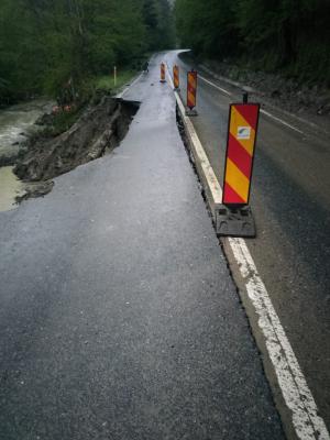 Drum naţional, prăbuşit din cauza ploilor torenţiale. O porţiune din DN74A, în Alba, s-a surpat pe o lungime de 100 de metri