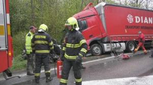 Şofer mort sub camionul unui român, pe un drum din Slovacia. Tânărul a intrat brusc cu maşina pe contrasens