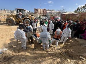 ​Scandalul gropilor comune din Gaza: "Ucişi cu mâinile legate şi dezbrăcaţi". UE şi ONU cer anchetă, Israelul neagă