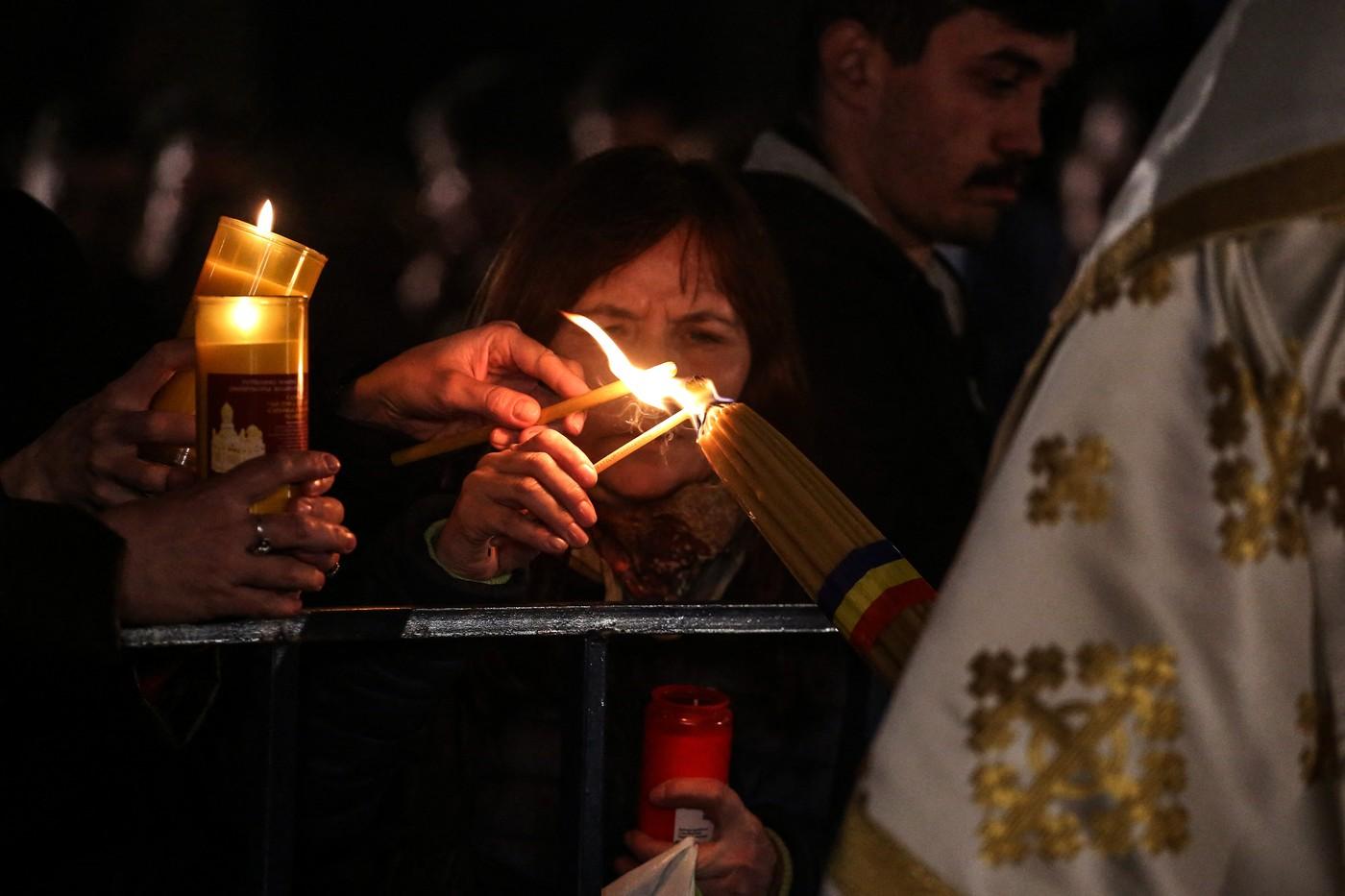 Sfânta Lumină, adusă de la Ierusalim sâmbătă. Când va ajunge la