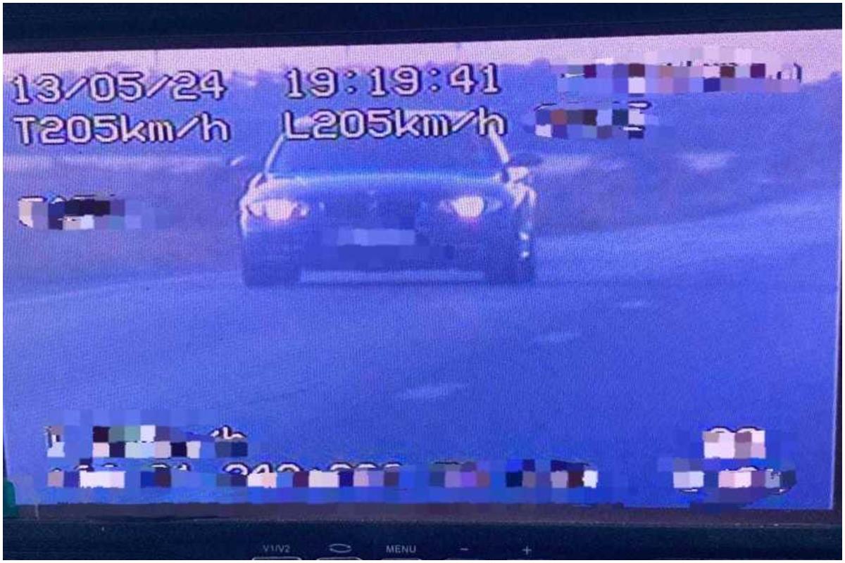 Un tânăr de 19 ani a fost prins gonind cu 205 km km/h pe o şosea din