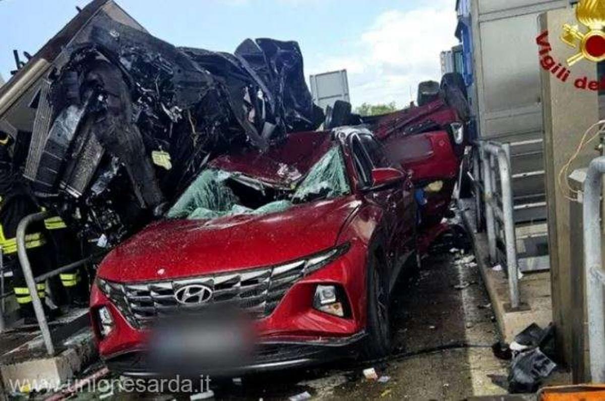 Carambola su una strada in Italia.  Tre morti dopo che un’auto turistica tedesca si è schiantata contro un casello autostradale e ha investito altre due persone