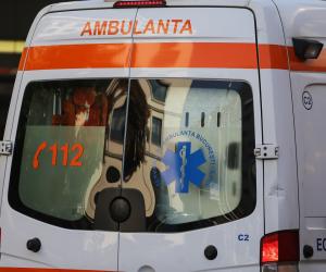 Un copil a murit, iar alți doi și mama lor au ajuns la spital cu grețuri și vărsături. Ar fi mâncat crenvurşti