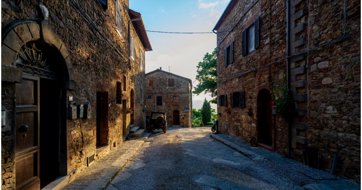 Satul care te plăteşte cu 23.000 € pentru a te muta acolo. Cum diferă de programul "case la 1 €"