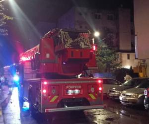 Incendiu într-un bloc din Tecuci. Opt persoane, evacuate, un bărbat a sărit de la etajul 2, speriat de fum