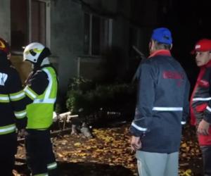 Explozie la un bloc din municipiul Bistriţa. O persoană a fost transportată la spital. Cauza nu este cunoscută