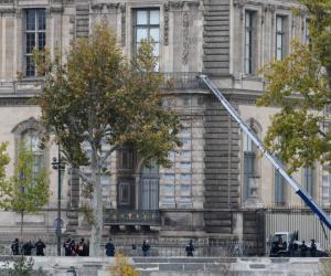 Un "commando" de 4 persoane, căutat de poliție după jaful de la Muzeul Luvru. Ce obiecte au furat