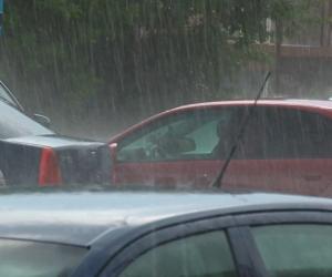 Cod roșu de ploi în 2 judeţe: Va ploua cât pentru 2 luni în câteva ore. București, sub Cod portocaliu de vânt