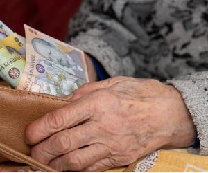 Ajutor de sărbători pentru 4,6 milioane de pensionari. Câţi bani vor primi