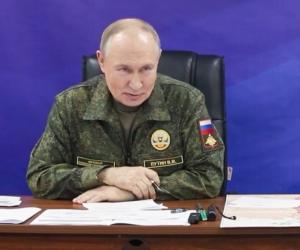 Propagandă sau declarație de război? De ce apare Putin brusc în uniformă militară