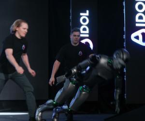 Imagini cu primul robot umanoid dezvoltat de Rusia în timp ce se prăbuşeşte pe scenă la prezentarea oficială