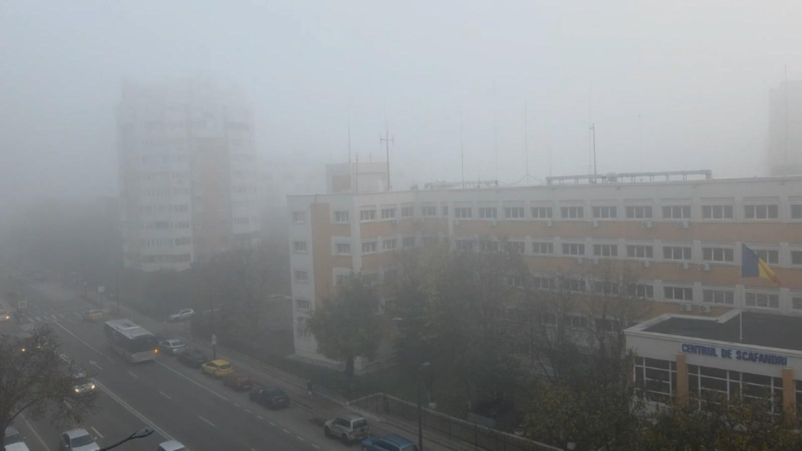 Cod galben de ceaţă în 15 judeţe. Vizibilitate redusă sub 50 de metri în unele zone