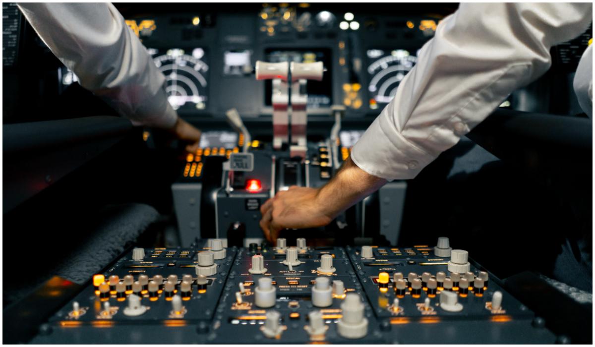 Pilot drogat a încercat să oprească motoarele avionului în timpul zborului